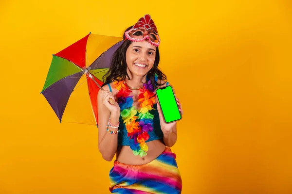 Bella Donna Brasiliana Abiti Carnevale Possesso Smartphone Con Schermo Verde — Foto Stock