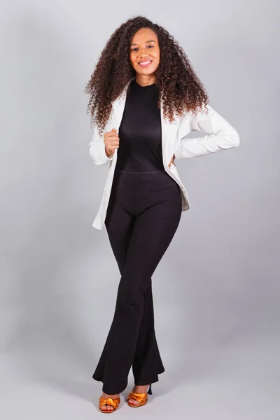 Dikey Fotoğraf Güzel Siyah Brezilyalı Kadın Kadını Beyaz Takım Elbiseli — Stok fotoğraf