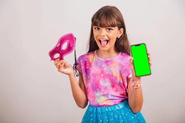 Mooi Braziliaans Meisje Kind Gekleed Voor Carnaval Brazilië Houder Smartphone — Stockfoto
