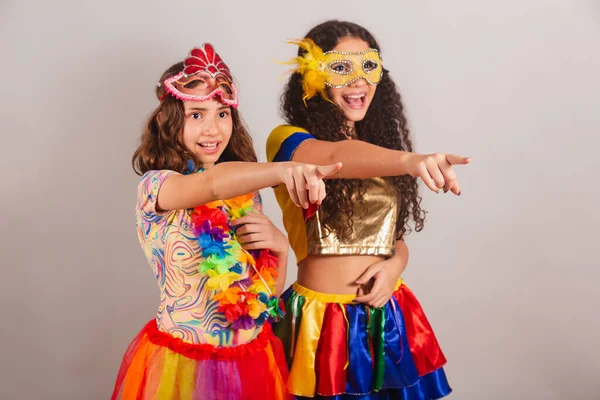 Braziliaanse Vriendinnen Gekleed Carnavalskleren Wijzend Naar Iets Verte — Stockfoto