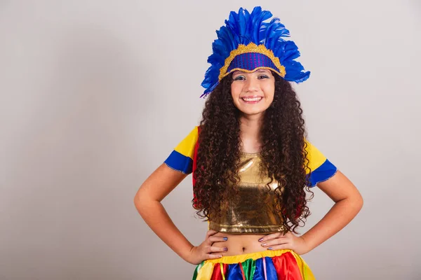 Mladá Dívka Brazilka Frevo Oblečením Karneval Nošení Péřové Čelenky Pózující — Stock fotografie