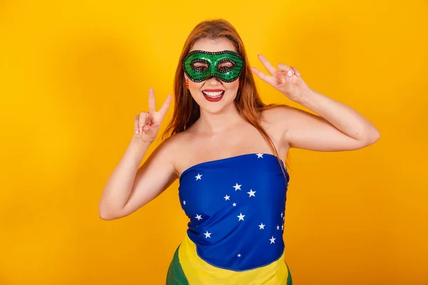 Schöne Brasilianische Rothaarige Mädchen Mit Karnevalskleidung Mit Flagge Von Brasilien — Stockfoto
