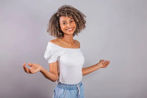 beautiful black brazilian woman, in casual clothes, with open arms, welcome.