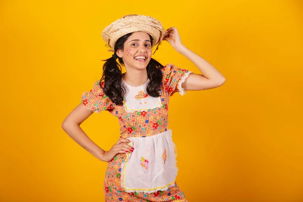 Schöne Brasilianerin Juni Partykleidung Posiert Mit Der Hand Auf Dem — Stockfoto
