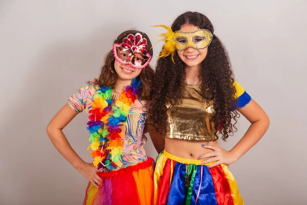 Brasileiras Amigas Vestidas Com Roupas Carnaval Abraçando Umas Outras — Fotografia de Stock