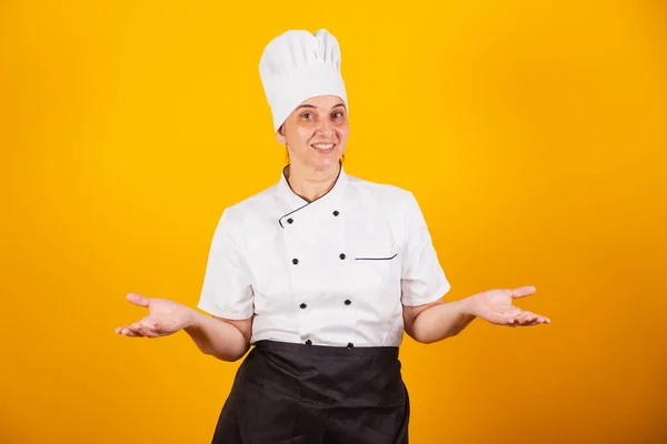 Dorosła Brazylijka Szef Kuchni Mistrz Gastronomii Gotować Otwartymi Ramionami Witamy — Zdjęcie stockowe