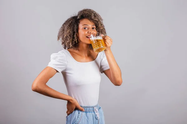 Beautiful Black Brazilian Woman Casual Clothes Holding Glass Beer — Stock Photo, Image
