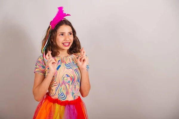 Braziliaans Kind Meisje Gekleed Carnaval Outfit Gelukkig Bord Met Vingers — Stockfoto