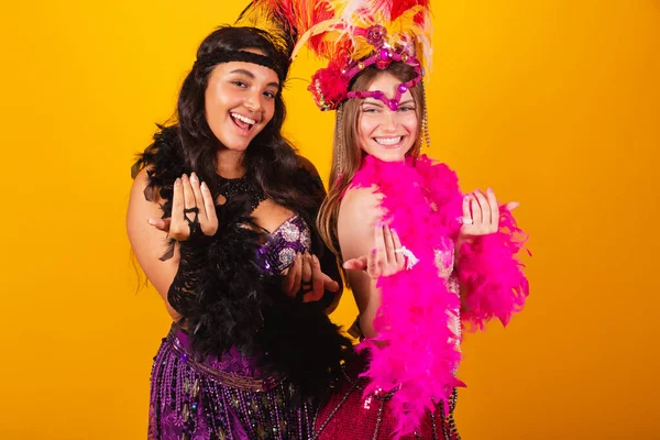 Twee Braziliaanse Vrienden Carnavalskleding Uitnodigend Met Hun Handen — Stockfoto