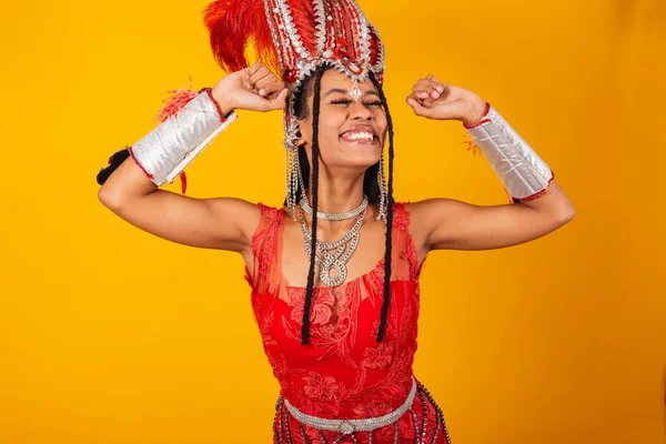 Schöne Schwarze Brasilianerin Mit Roter Karnevalskleidung Dehnung Sehr Glücklich — Stockfoto