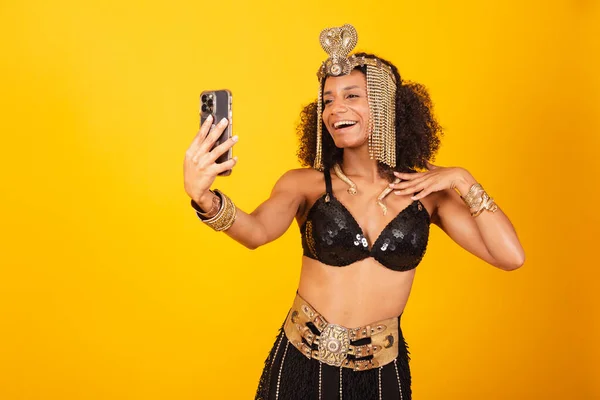 Mooie Zwarte Braziliaanse Vrouw Cleopatra Carnavalskleding Zelfportret Maken Met Smartphone — Stockfoto