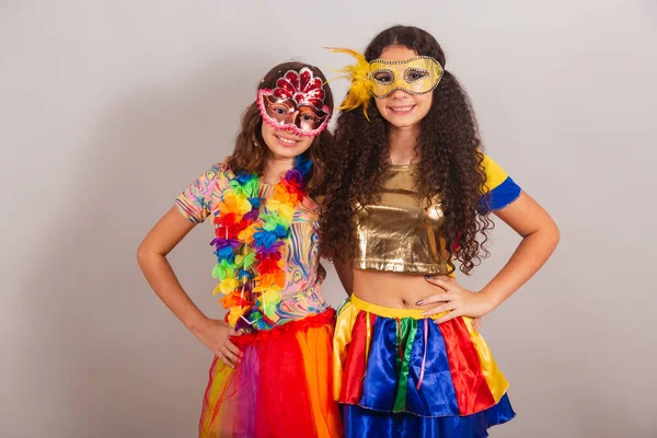 Chicas Brasileñas Amigas Vestidas Con Ropa Carnaval Abrazándose —  Fotos de Stock
