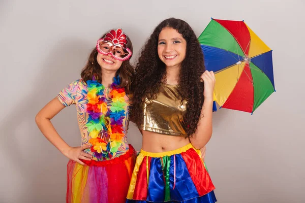 Braziliaanse Meisjes Vrienden Gekleed Carnaval Kleding Knuffelen Elkaar — Stockfoto