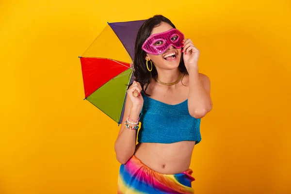 Bela Mulher Brasileira Roupas Carnaval Segurando Guarda Chuva Colorido Máscara — Fotografia de Stock
