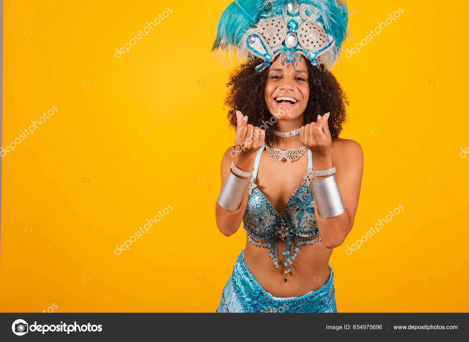 Mulher Negra Rainha Escola Brasileira Samba Com Roupas Carnaval Azul fotos,  imagens de © Ibstock #654975696