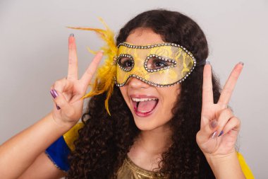Genç bir kız, Brezilyalı, Frevo elbiseli, karnaval. maske, yakın çekim fotoğraf barış ve aşk.