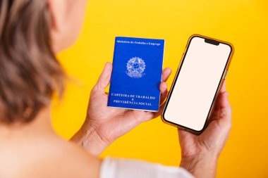 El ele tutuşma işi ve sosyal güvenlik kartı, resmi iş için Brezilya belgesi ve beyaz ekranlı akıllı telefon