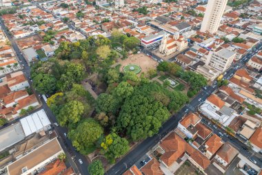 Jaboticabal, So Paulo, Brezilya - Ekim 2022: Nossa Senhora Carmo Ana Kilisesi ve Joaquim Batista de Jaboticabal Meydanı.