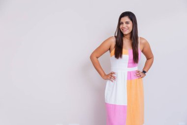 Güzel, beyaz, Brezilyalı kadın. Elleri kalçasında.