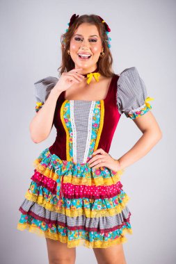 Taşra elbiseli güzel Brezilyalı kadın, Festa de So Joo, Festa Junina. Mobil kullanım için dikey fotoğraf. Yarı vücut.