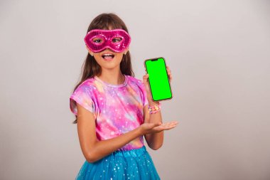 Brezilya 'daki karnaval için giyinmiş güzel Brezilyalı bir kız. Yeşil Krom ekranlı akıllı telefon sunuluyor.