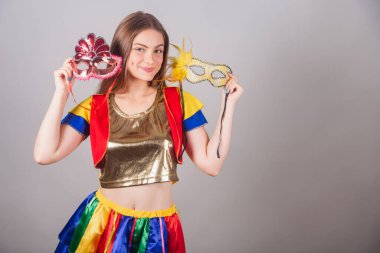 Brezilyalı sarışın kadın frevo kıyafetler giymiş, karnaval. İki karnaval maskesi taşıyorlar..