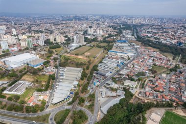 Sorocaba, Sao Paulo, Brezilya - Ağustos 2022: Sorocaba şehri hava görüntüsü, İHA tarafından yukarıdan görülen şehir.