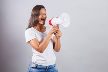 Megafonlu Brezilyalı kadın reklam, promosyon, pazarlama