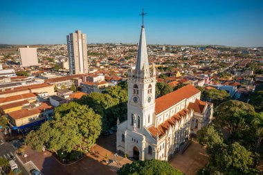 Batatais, So Paulo, Brezilya - Haziran 2022: Batatais şehri, Şehir Merkezi Meydanı ve Ana Kilise.