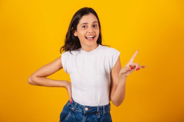 Güzel Brezilyalı kadın düşünüyor, cevap veriyor, özen gösteriyor..