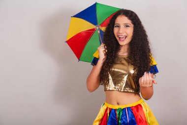 Genç bir kız, Brezilyalı, Frevo elbiseli, karnaval. Şemsiyeli ellerle davet.