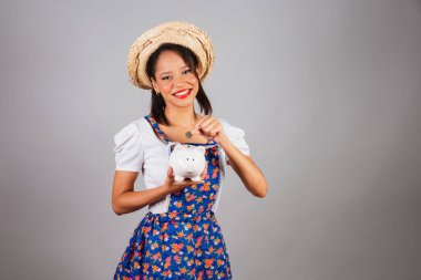 Brezilyalı kadın, kuzeydoğuda, Haziran partisi kıyafetleriyle, hasır şapkalı. İkinci kumbaram ve param. Maliye ve ekonomi.