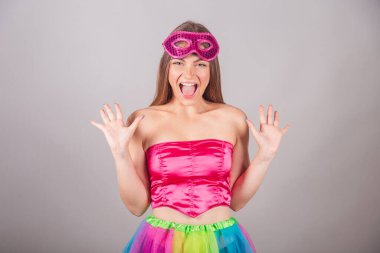 Pembe karnaval kıyafetleri giymiş Brezilyalı sarışın kadın. Rimel sürmek, inanılmaz, inanılmaz..