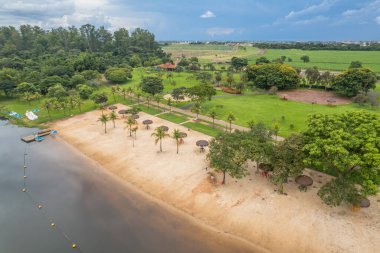 Sertaozinho, So Paulo, Brezilya - Mart 2023: Sertaozinho şehrinin havadan görüntüsü, Gustavo Simioni Ekoloji Parkı