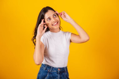 Güzel Brezilyalı kadın düşünüyor, cevap veriyor, özen gösteriyor..