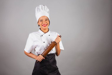 baş aşçı, Brezilyalı aşçı, kuzeydoğudan, ekmek ve makarna hazırlamak için ahşap bir merdane tutuyor..