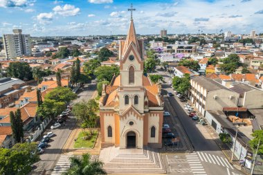 Salto, So Paulo, Brezilya - Şubat 2023: Salto 'nun havadan görünüşü, So Paulo. Serrat Dağı 'nın Leydisi Kilisesi