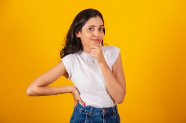 Güzel Brezilyalı kadın düşünüyor, cevap veriyor, özen gösteriyor..