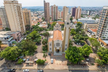 Batatais, So Paulo, Brezilya - Haziran 2022: Batatais şehri, Şehir Merkezi Meydanı ve Ana Kilise.