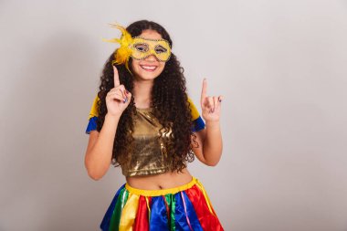 Genç bir kız, Brezilyalı, Frevo elbiseli, karnaval. maske, dans, yakın çekim fotoğraf.