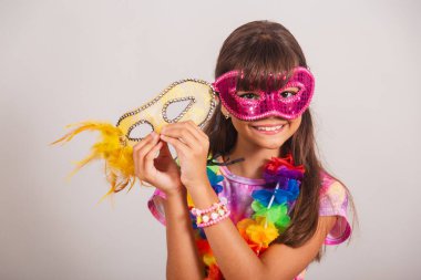 Brezilya 'daki karnaval için giyinmiş güzel Brezilyalı bir kız. Karnaval maskesi, yakın çekim fotoğrafı..