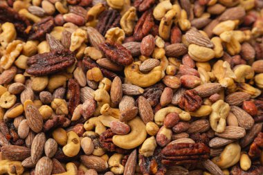 Bir yığın cevizin, kaju fıstığının, Brezilya fıstığının, fıstığın ve diğerlerinin yakın plan fotoğrafı..