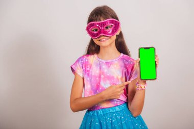 Brezilya 'daki karnaval için giyinmiş güzel Brezilyalı bir kız. Yeşil Krom ekranlı akıllı telefon gösteriliyor.