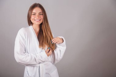 Harika saçları olan Brezilyalı sarışın kadın. Bornoz giyiyor..