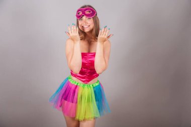 Pembe karnaval kıyafetleri giymiş Brezilyalı sarışın kadın. Maskeli, gel, ellerinle davet et..