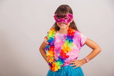 Brezilya 'daki karnaval için giyinmiş güzel Brezilyalı bir kız. Karnaval maskeli, elleri belinde.