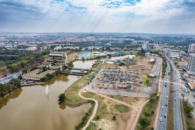 Sorocaba, Sao Paulo, Brezilya - Ağustos 2022: Sorocaba şehri hava görüntüsü, İHA tarafından yukarıdan görülen şehir.