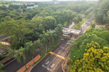 Ribeiro Preto, So Paulo / Brazil - Şubat 2023: Ribeirao Preto 'daki Sao Paulo Üniversitesi' nin havadan görünüşü.