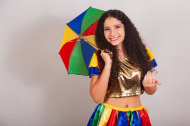 Genç bir kız, Brezilyalı, Frevo elbiseli, karnaval. Şemsiyeli ellerle davet.