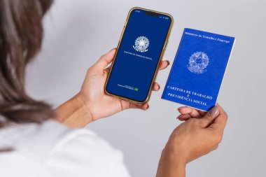 Çalışma kitabı ve akıllı telefon, form çalışması için Brezilya belgesi, insan kaynakları.